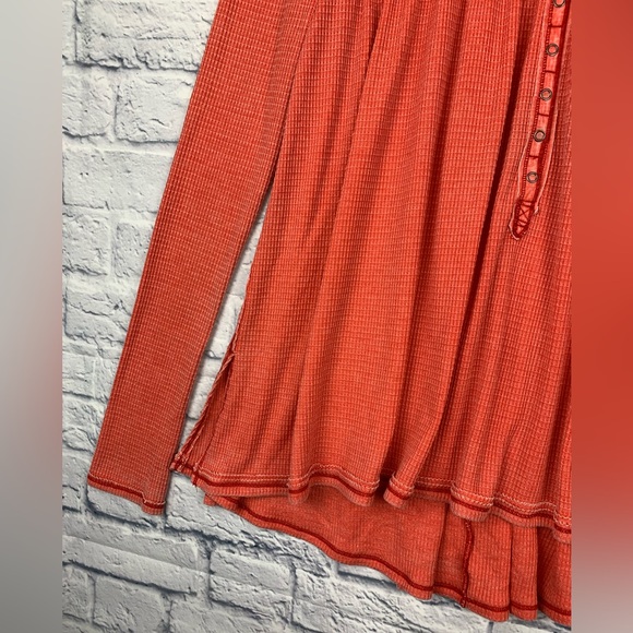 We The People Free People Red Kai Henley Long Sleeve BOHO Knit Tunic Size Large - Picture 7 of 13